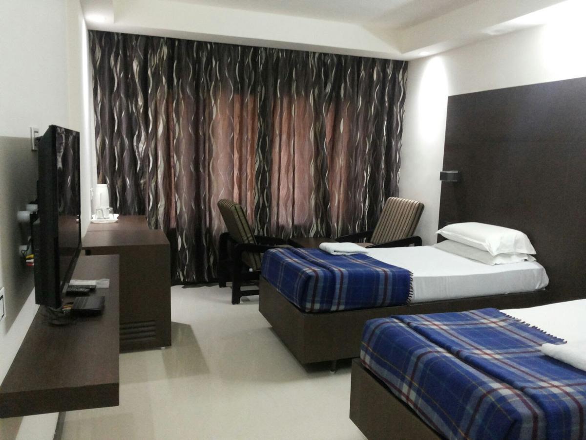 Hotel Surya Rajahmundry Bagian luar foto