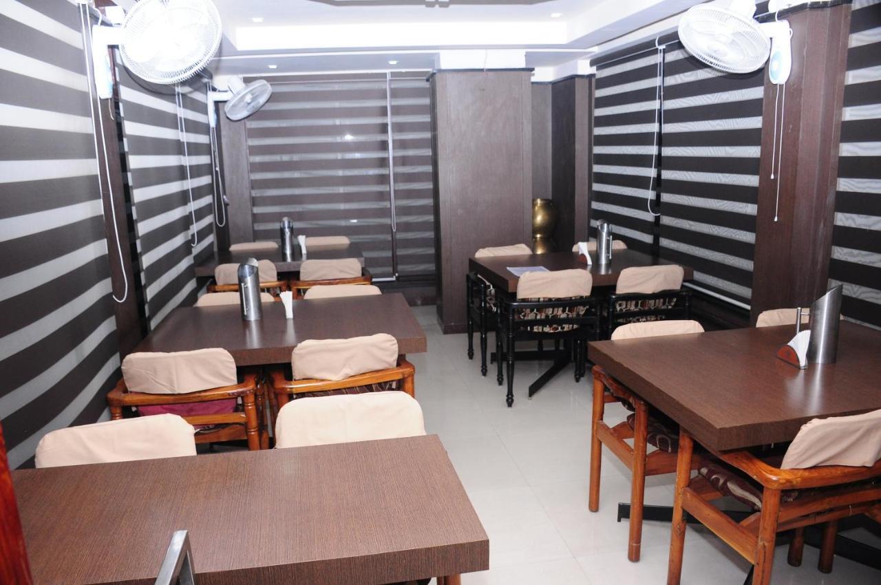 Hotel Surya Rajahmundry Bagian luar foto