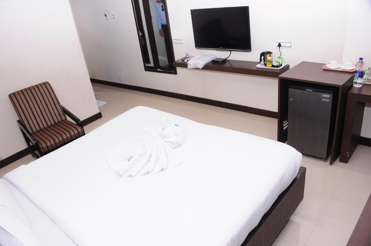 Hotel Surya Rajahmundry Bagian luar foto