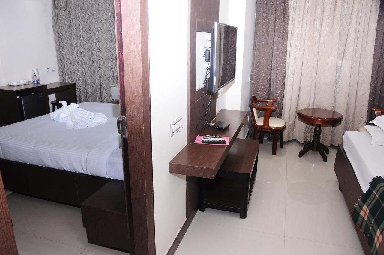 Hotel Surya Rajahmundry Bagian luar foto