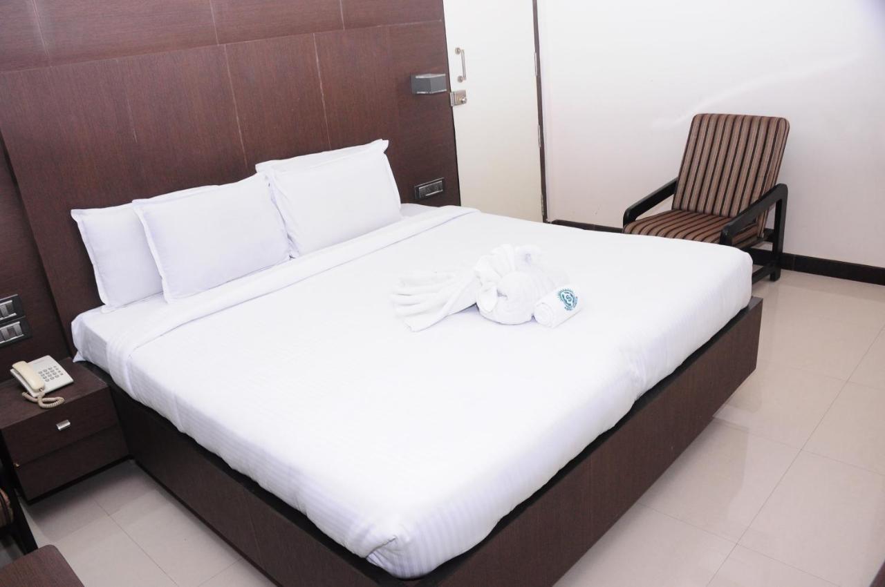 Hotel Surya Rajahmundry Bagian luar foto