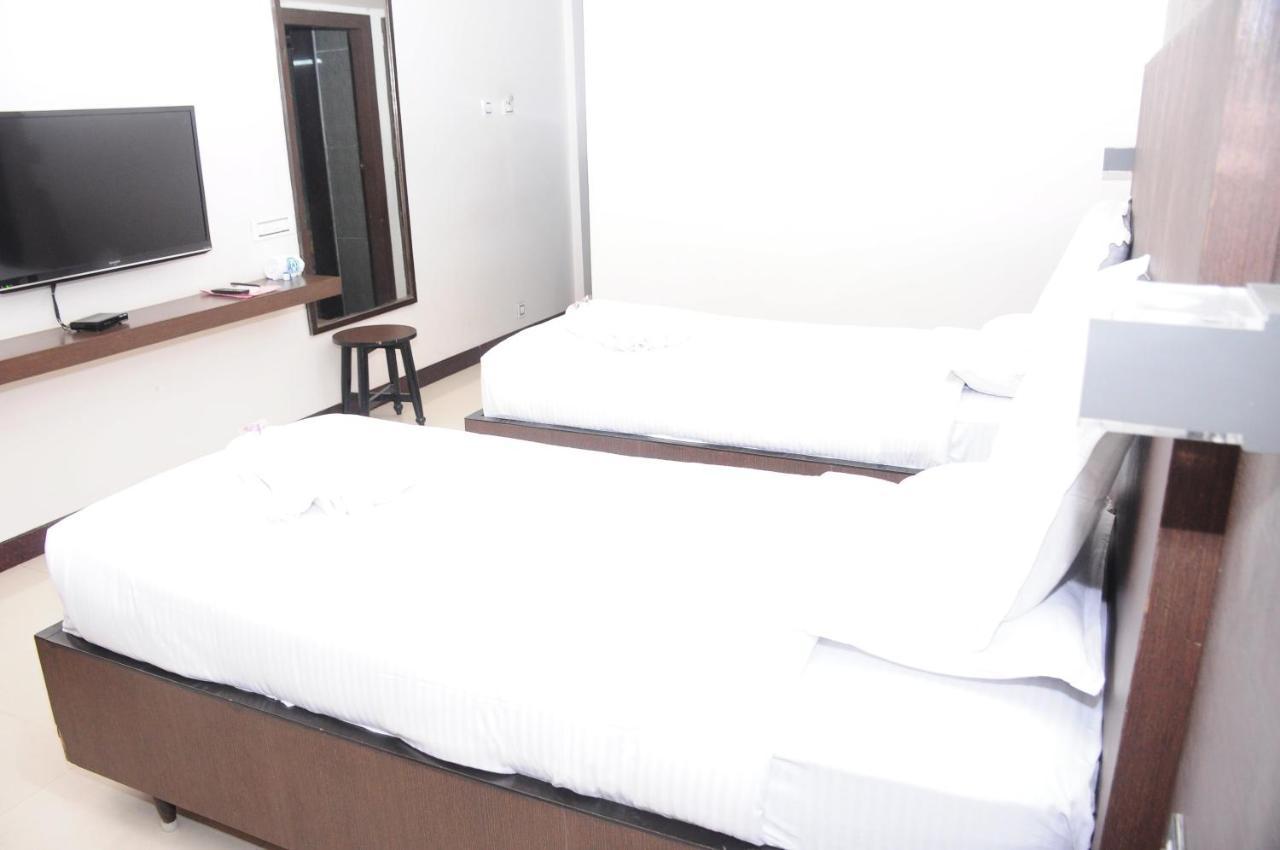 Hotel Surya Rajahmundry Bagian luar foto