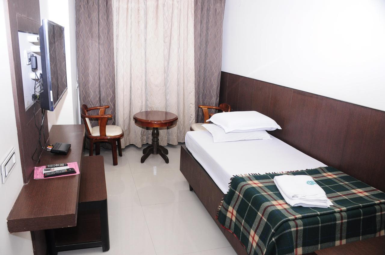 Hotel Surya Rajahmundry Bagian luar foto